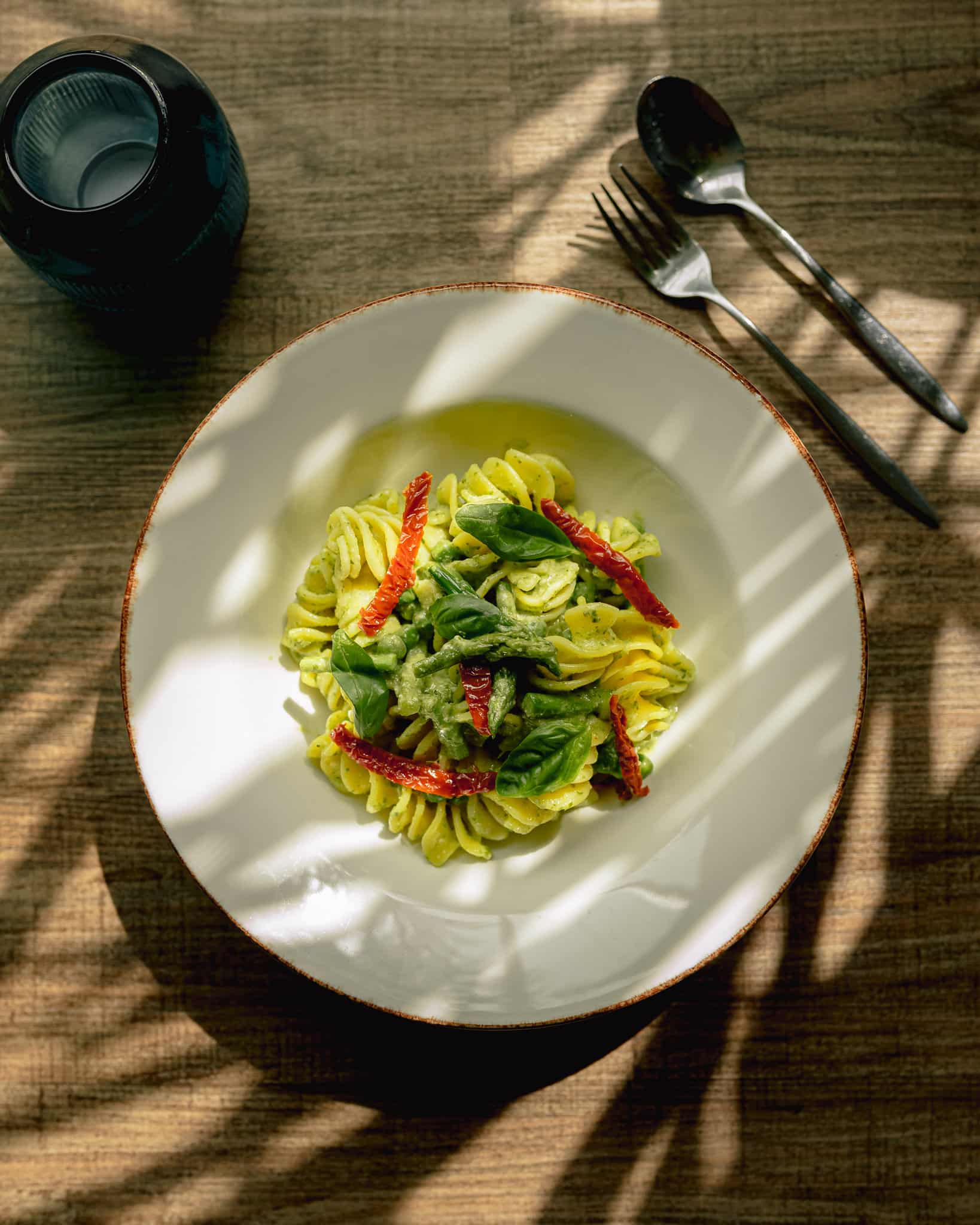 Prato de pesto e tomates secos, servido no menu.